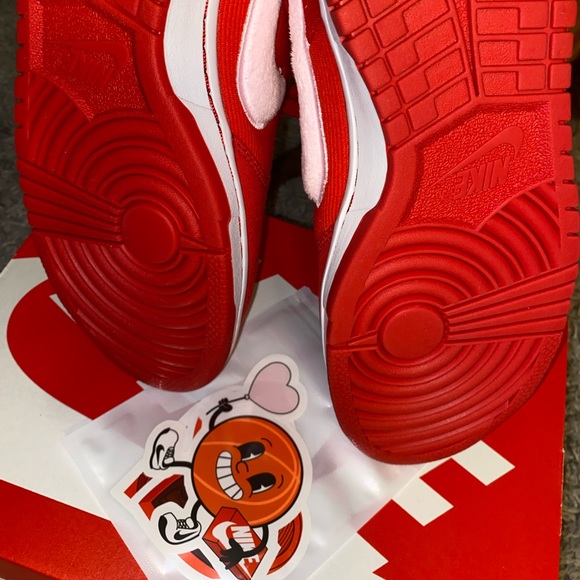 NWT Nike Valentine’s Day low dunks - Picture 4 of 6